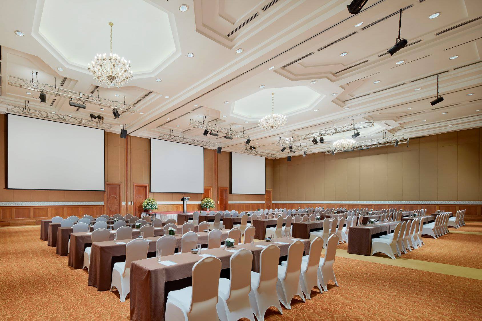How to Choose Conference Tables and Event Chairs for Large-Scale Hotels