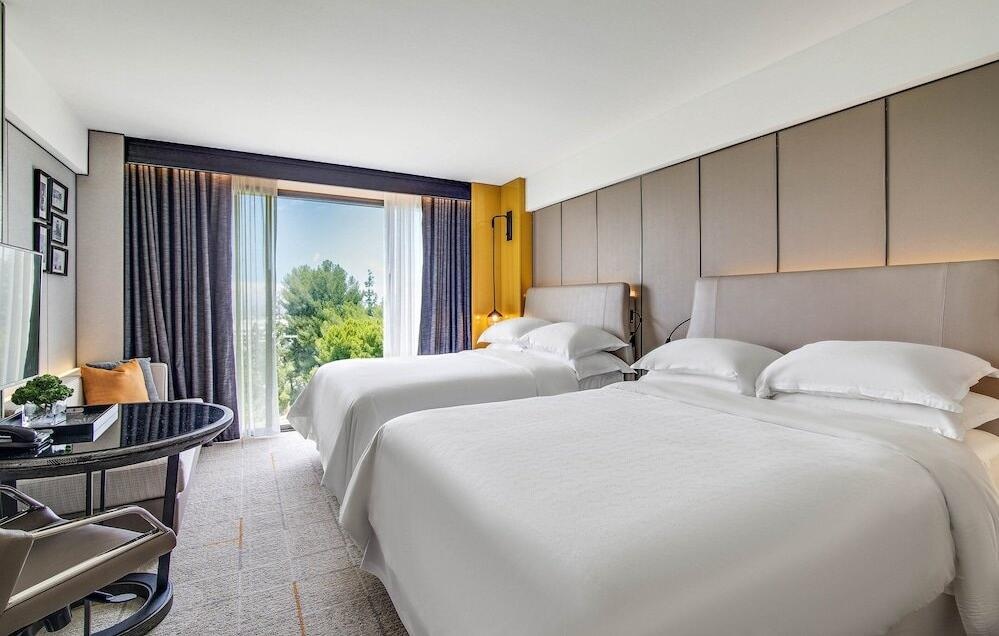 How to coordinate hotel furniture and lighting to create a more spacious feel
