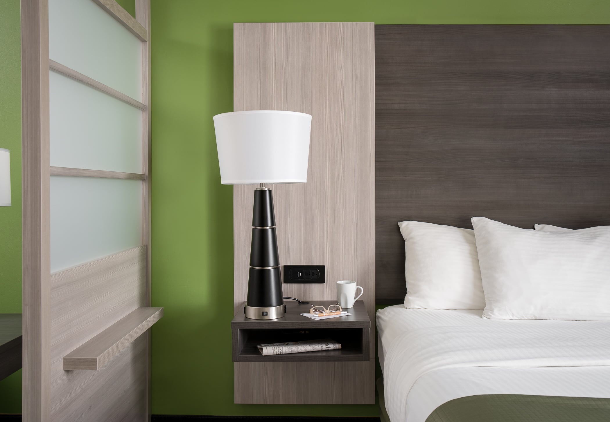 How to Design a Hotel Bedside Area That Is Both Stylish and Convenient