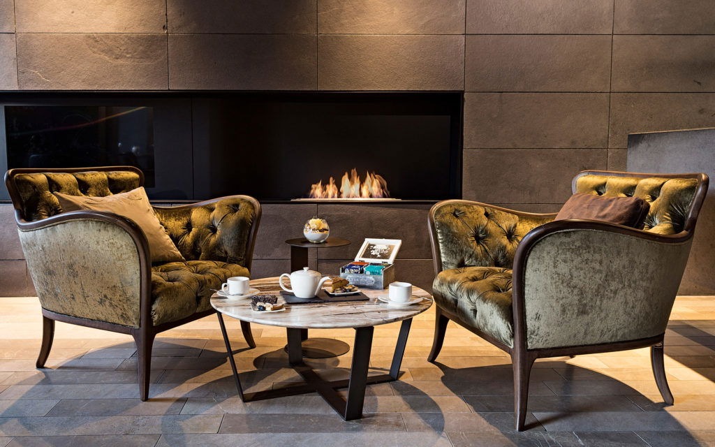 Metal Legs vs Wooden Legs for Hotel Tables: Which Reduces Wobbling Better?