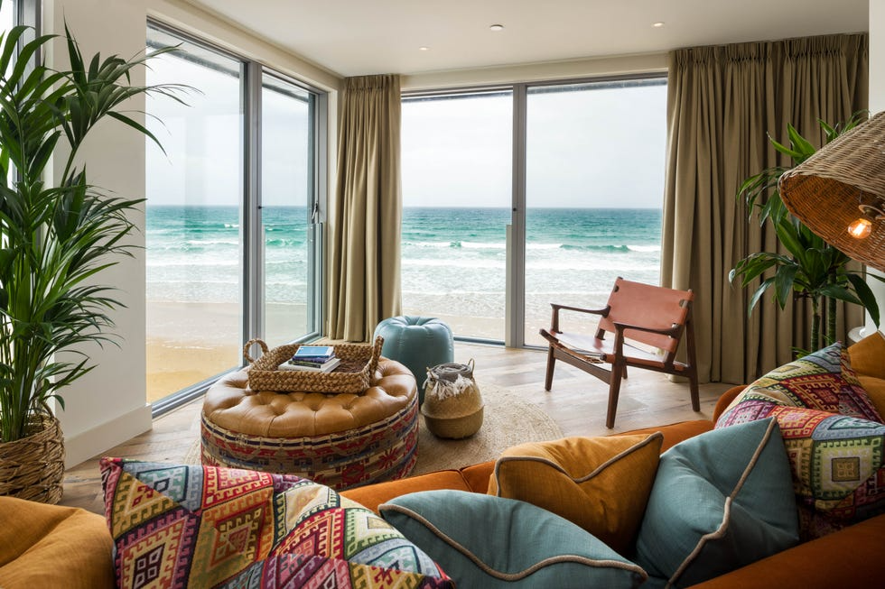 Moisture-Resistant Material Technologies in Coastal Hotel Interiors